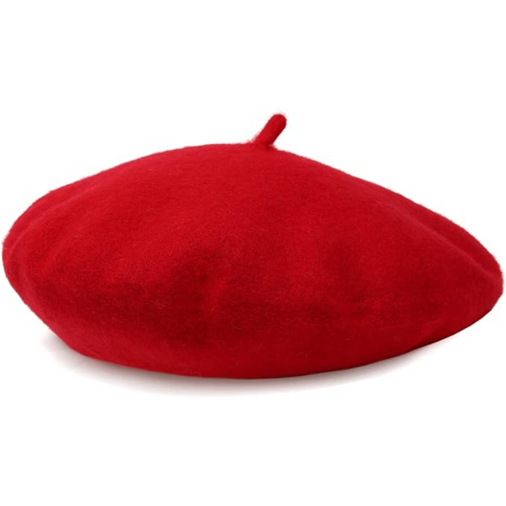 Béret en laine rouge vif photographié de trois quarts sur fond blanc 2