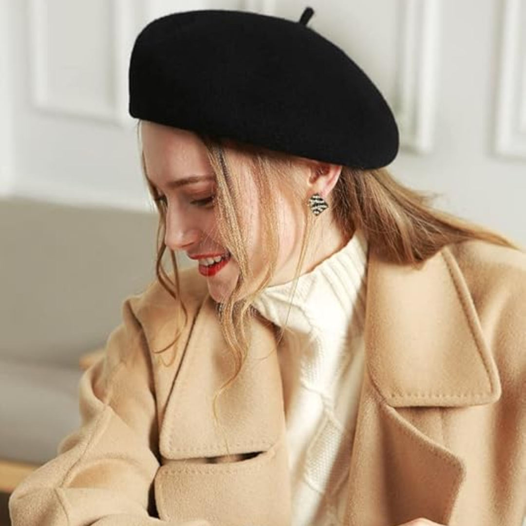 Béret noir en laine porté par une femme souriante en manteau camel, vue de profil 22