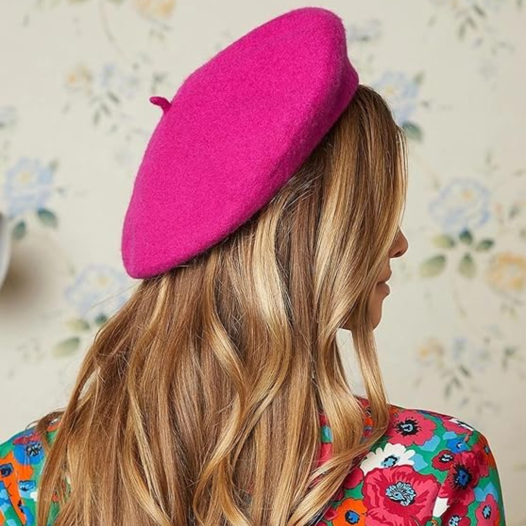 Femme vue de dos portant un béret fuchsia, longs cheveux blonds, robe à fleurs colorées 18
