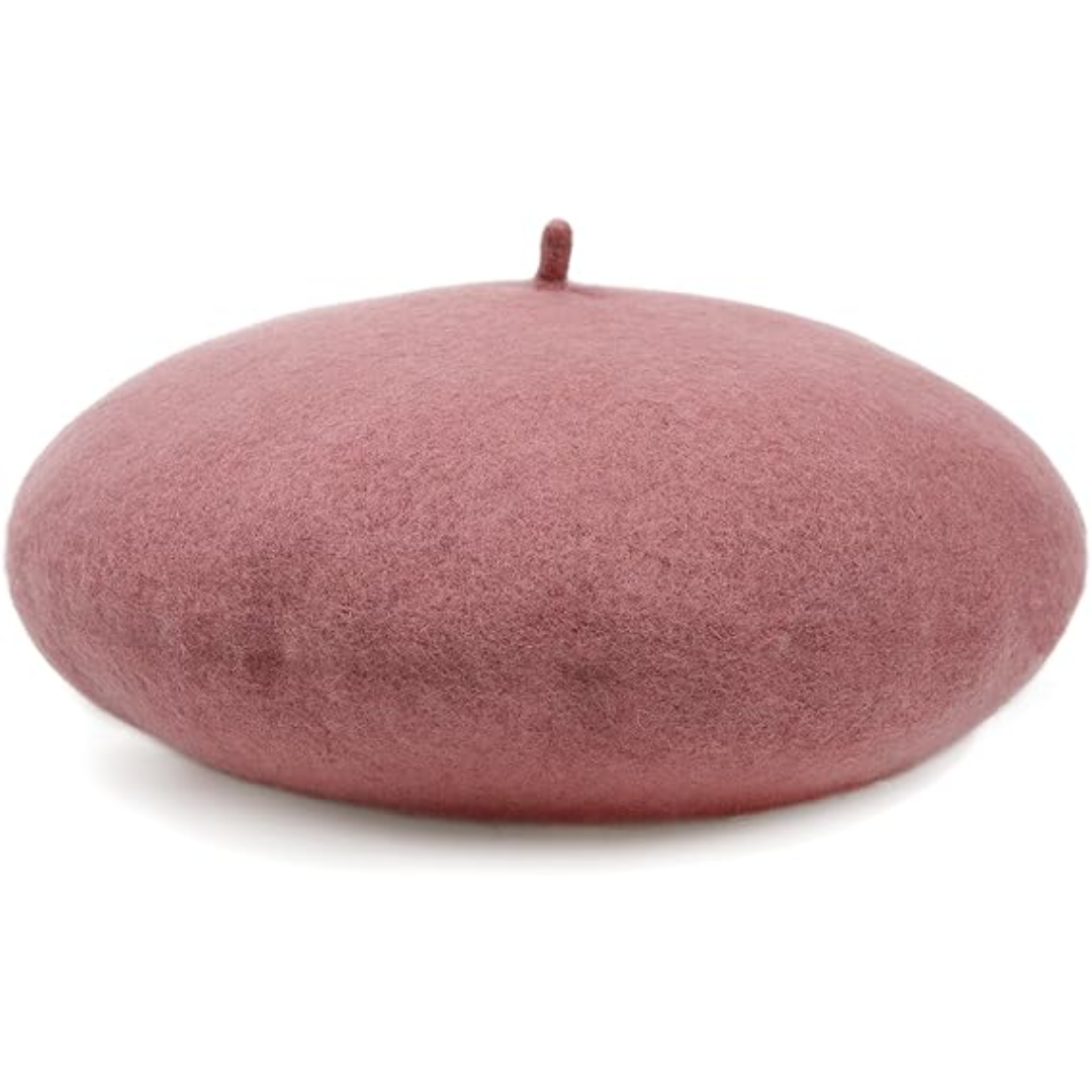 Béret en laine vieux rose posé sur fond blanc, avec sa petite tige sur le dessus 1