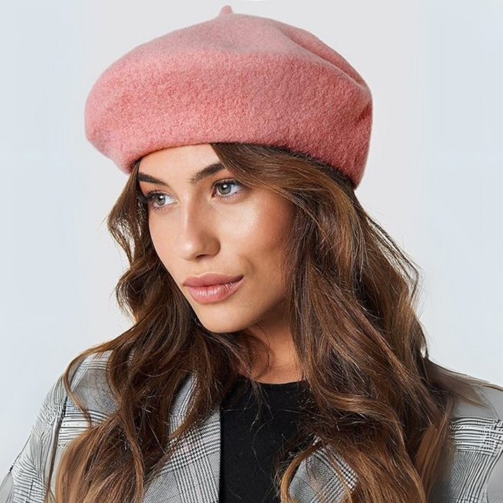 Femme aux longs cheveux châtains portant un béret rose, veste à carreaux grise, regard de profil 14