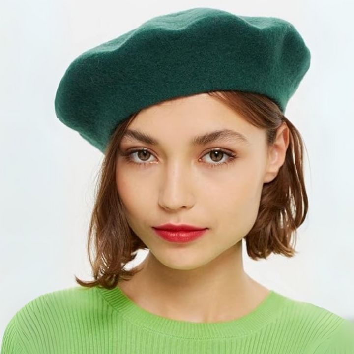 Jeune femme au carré portant un béret vert foncé, pull vert vif, face à l'objectif 15