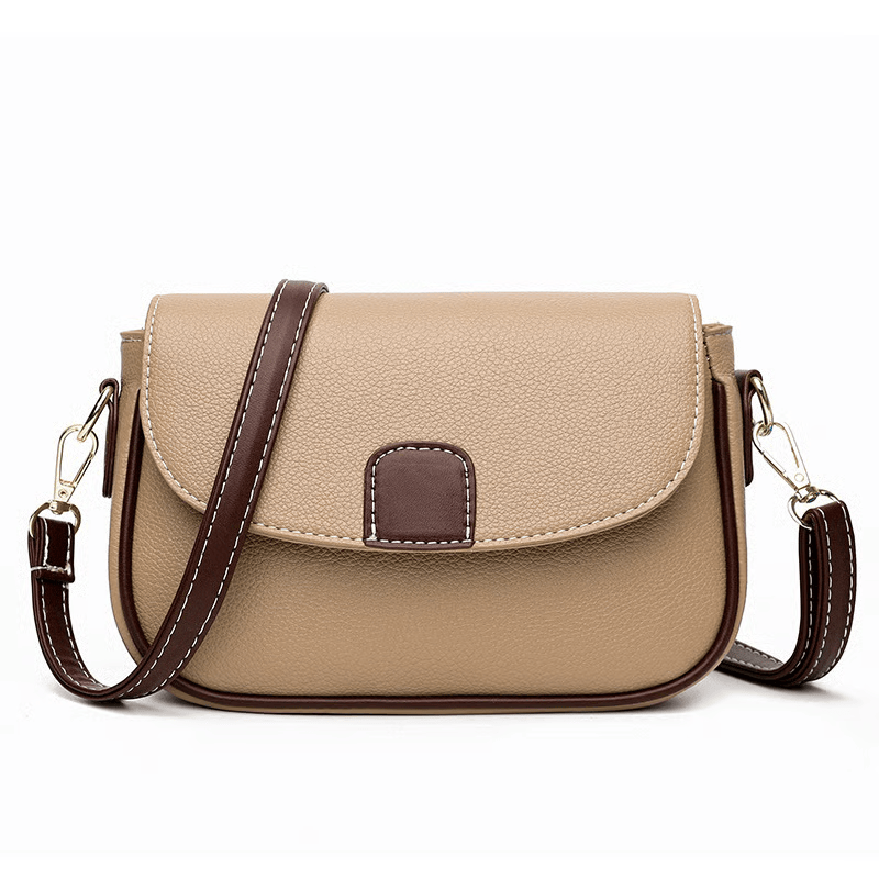 Sac beige vu de face sur fond blanc, avec bandoulière brune surpiquée et patte de fermeture brune 6