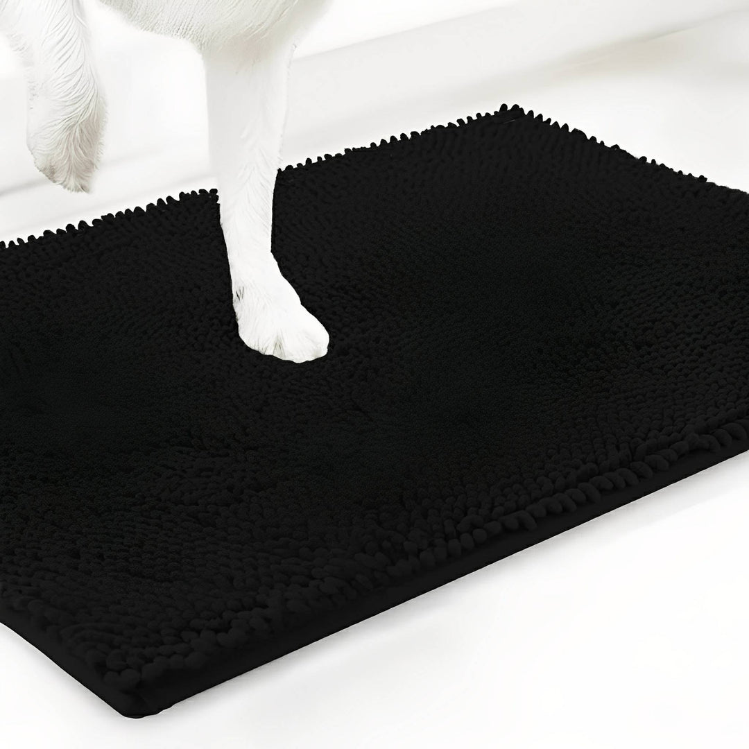 Tapis en chenille noir avec une patte de chien blanche posée dessus, sur fond blanc. 19