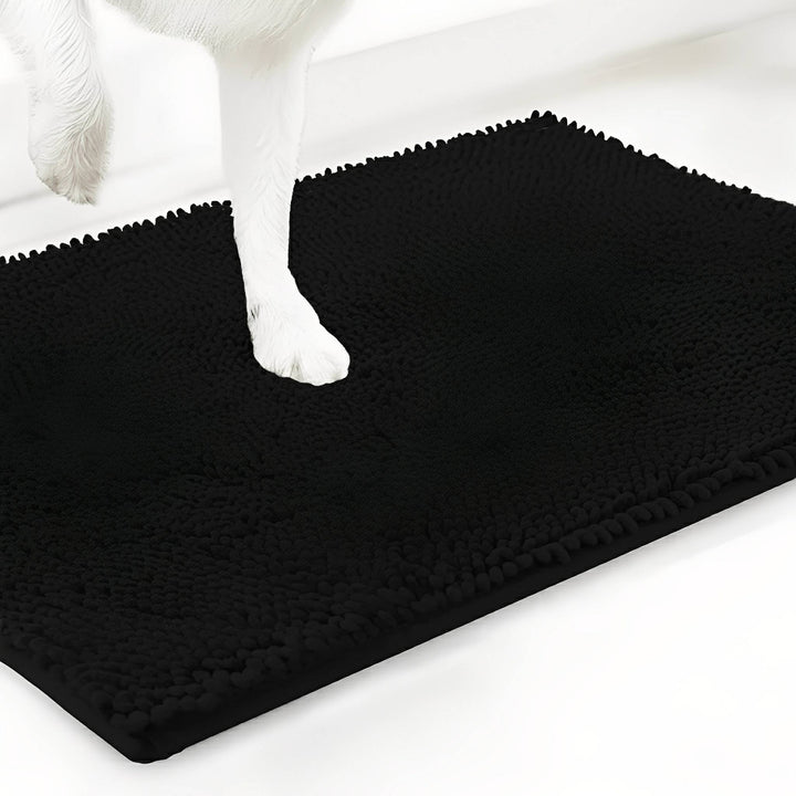 Tapis en chenille noir avec une patte de chien blanche posée dessus, sur fond blanc. 19