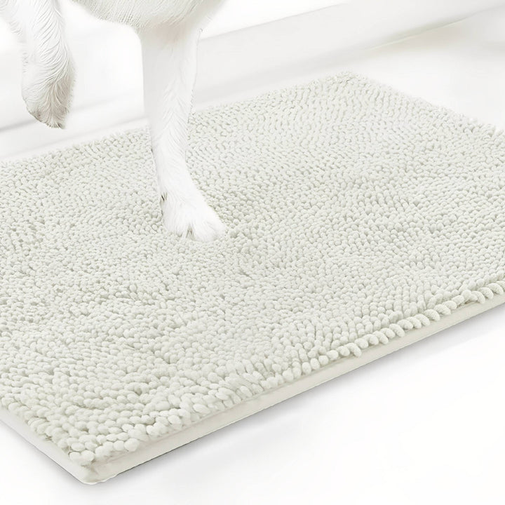Tapis en chenille blanc crème avec une patte de chien blanche posée dessus, sur fond blanc. 20