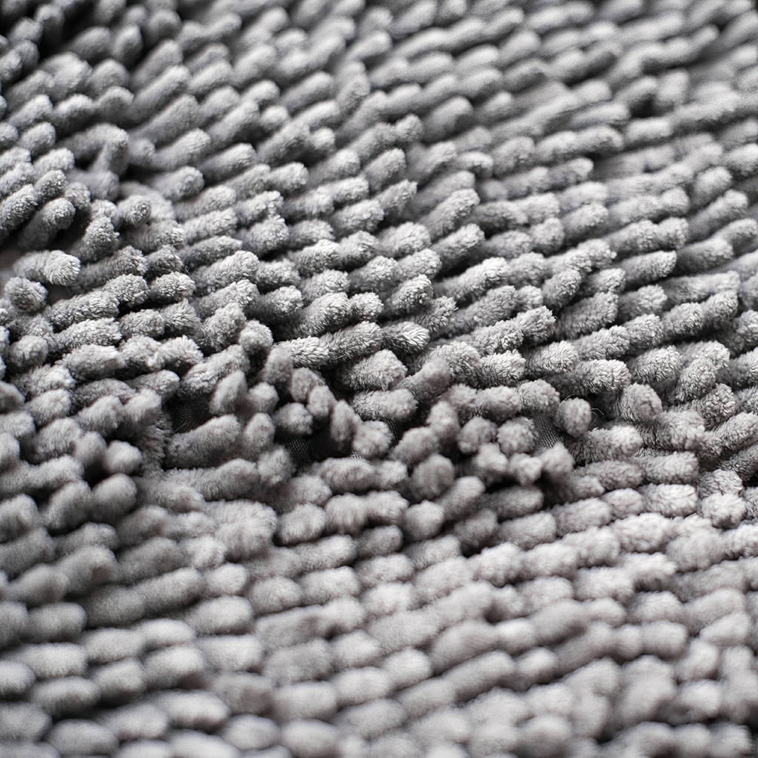 Gros plan sur les mèches de chenille grises, douces et épaisses, de la surface du tapis. 7
