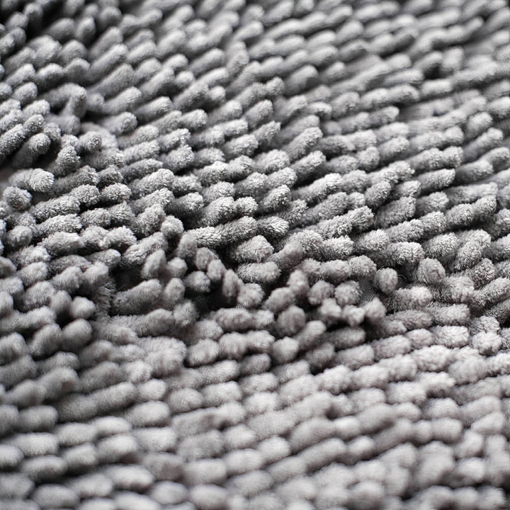 Gros plan sur les mèches de chenille grises, douces et épaisses, de la surface du tapis. 7
