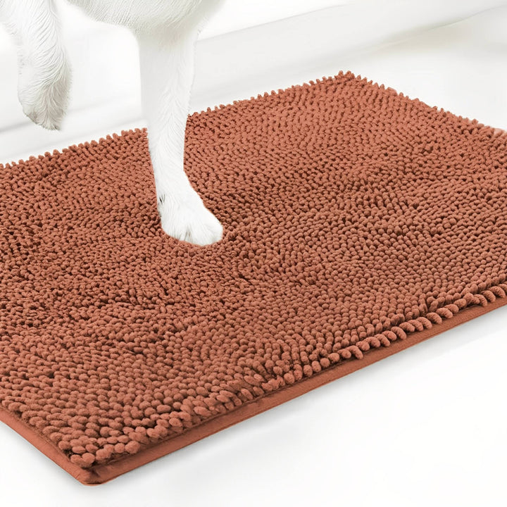 Tapis en chenille de teinte terracotta avec une patte de chien blanche posée dessus, sur fond blanc. 16