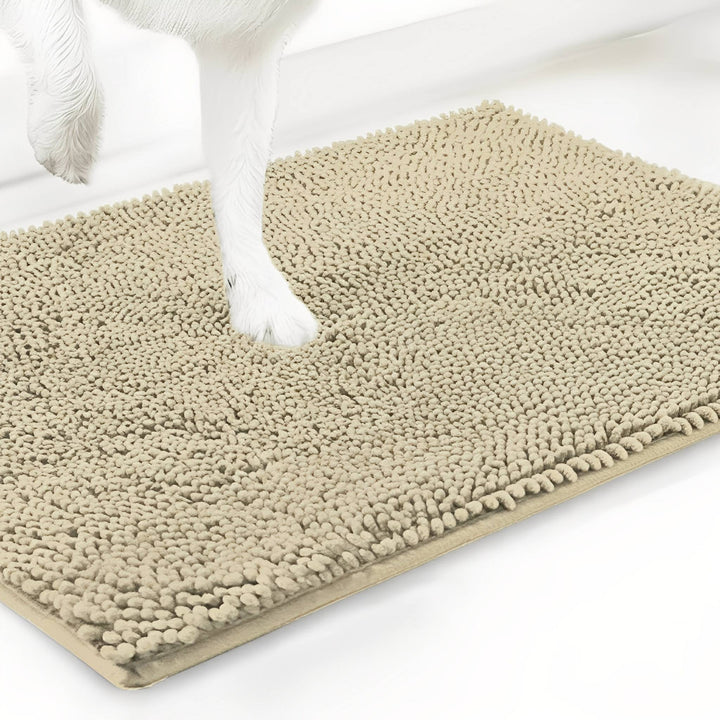 Tapis en chenille beige avec une patte de chien blanche posée dessus, sur fond blanc. 13