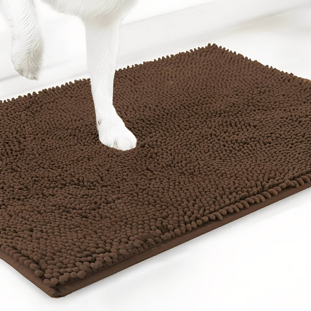 Tapis en chenille marron chocolat avec une patte de chien blanche posée dessus, sur fond blanc. 18