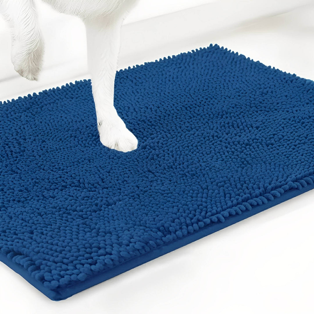 Tapis en chenille bleu roi avec une patte de chien blanche posée dessus, sur fond blanc. 17