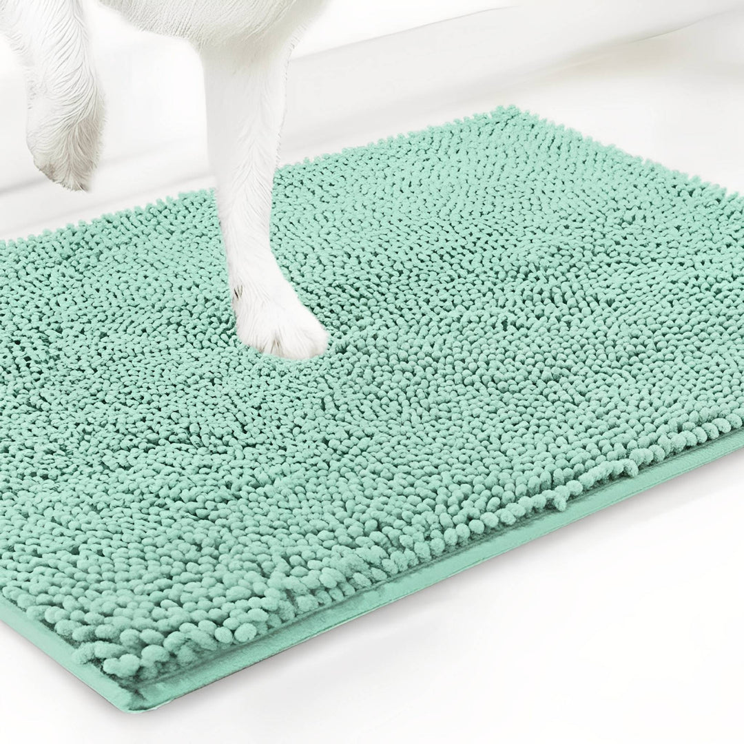 Tapis en chenille vert menthe avec une patte de chien blanche posée dessus, sur fond blanc. 15