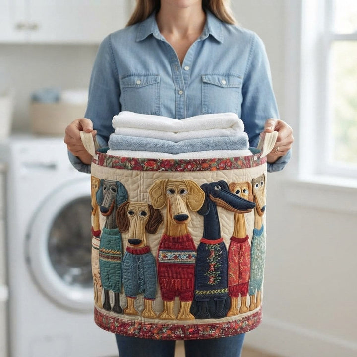 Femme en chemise en jean portant le panier par ses anses, rempli de serviettes pliées 3