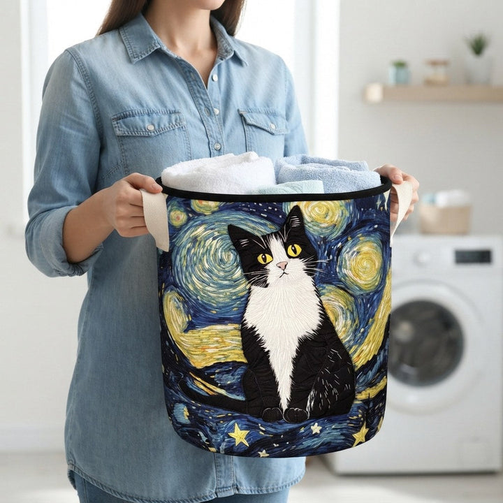 Une femme en chemise en jean tient le panier par ses poignées, rempli de serviettes, devant une machine à laver. 3
