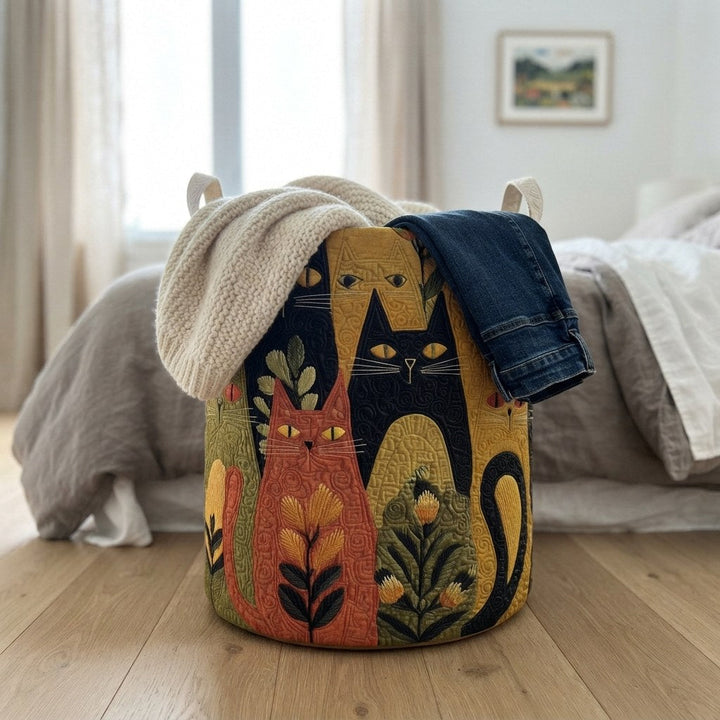 Panier posé au pied d'un lit, garni d'un plaid en maille beige et d'un jean, avec les poignées en toile visibles. 4