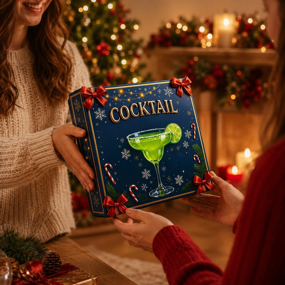 Deux personnes en pull tiennent le coffret bleu devant un sapin illuminé, ambiance de cadeau de Noël 2