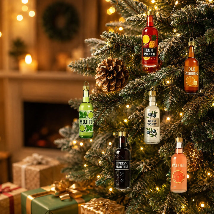 Six ornements en forme de bouteilles suspendus aux branches d'un sapin enneigé, cadeaux emballés au pied 6