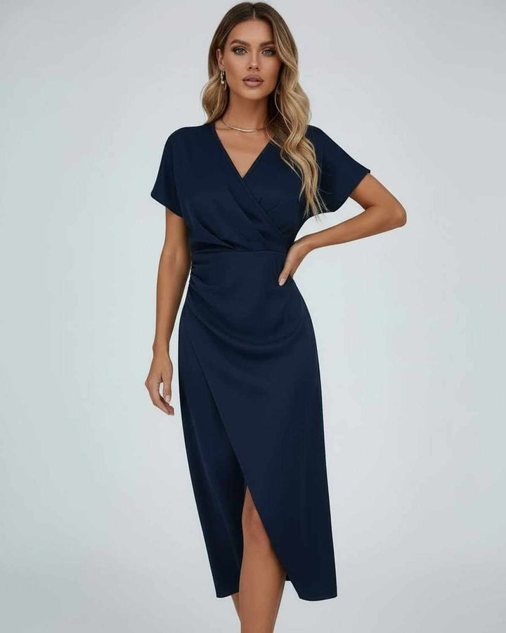 Robe bleu marine portée par une femme, une main sur la hanche, fente sur le devant 3
