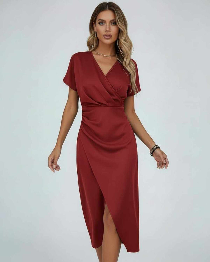 Robe rouge bordeaux portée par une femme, bras le long du corps, manches courtes 4