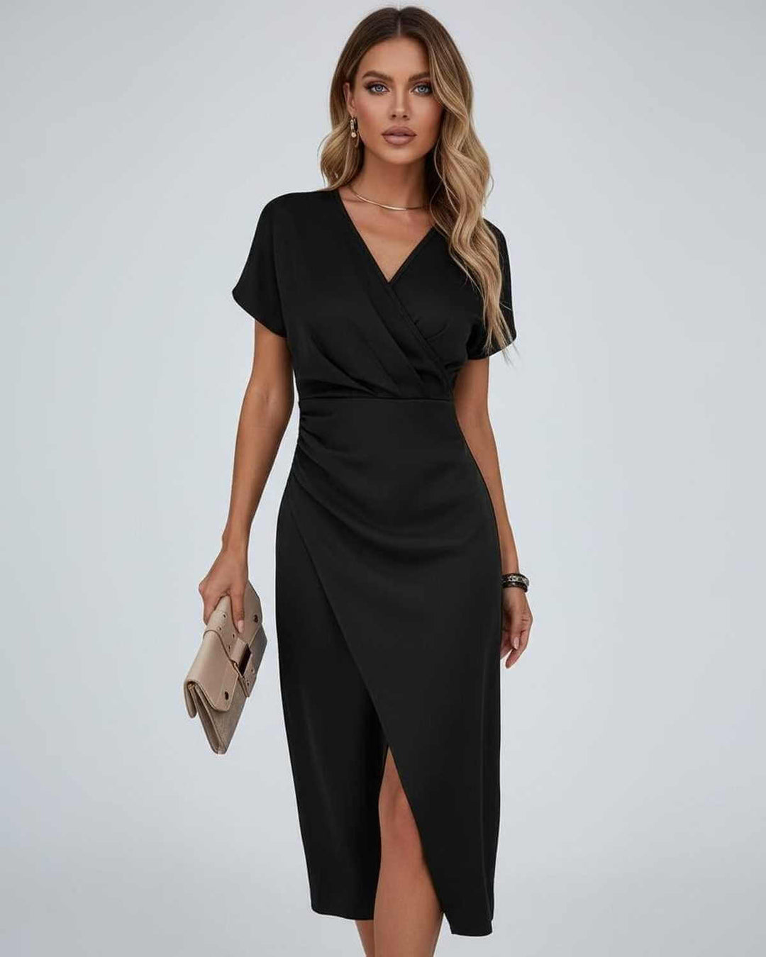 Robe noire portée par une femme avec une pochette beige, décolleté croisé et drapé 5