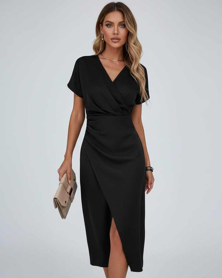 Robe noire portée par une femme avec une pochette beige, décolleté croisé et drapé 5