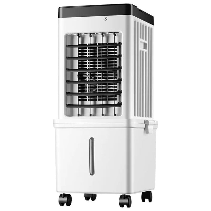 Climatiseur blanc et noir vu de trois quarts sur fond blanc, avec grille avant, réservoir d'eau et quatre roulettes. 3