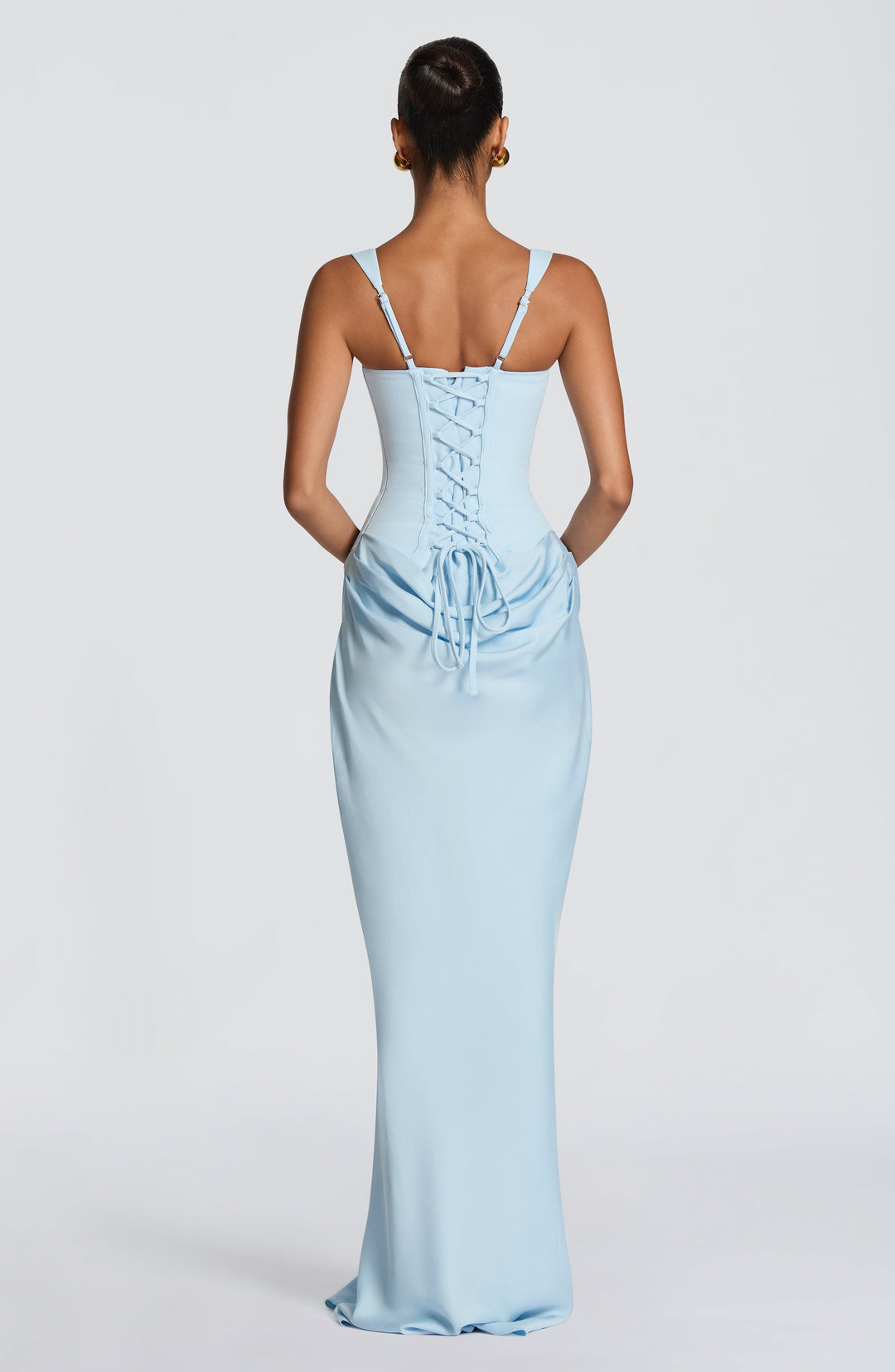 Vue de dos de la robe bleu ciel, avec corset lacé dans le dos, bretelles réglables et drapé retombant sur la jupe. 28