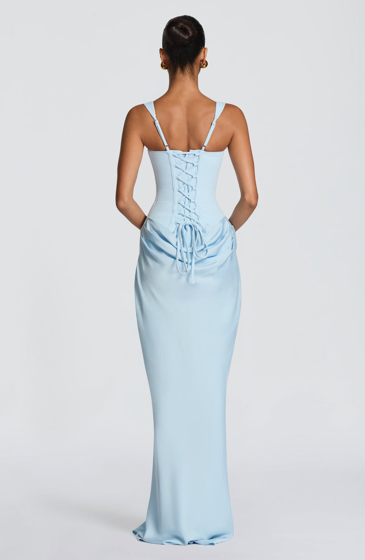 Vue de dos de la robe bleu ciel, avec corset lacé dans le dos, bretelles réglables et drapé retombant sur la jupe. 28