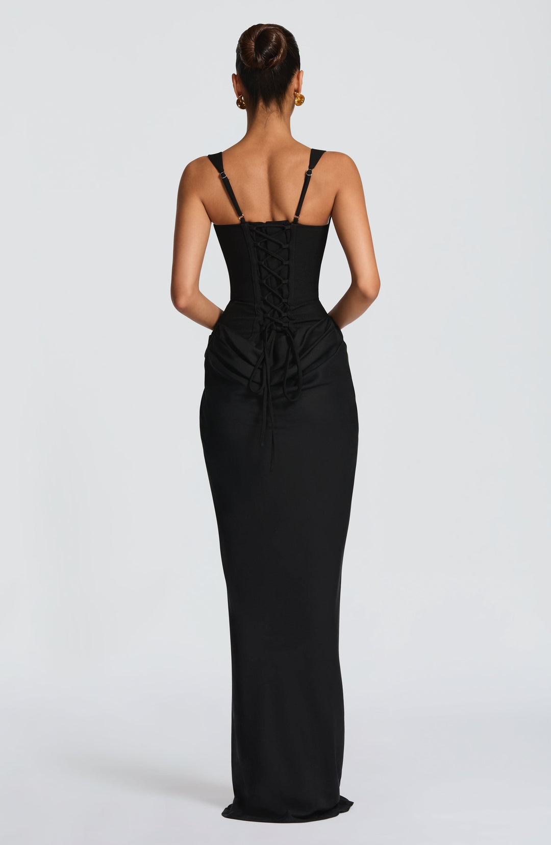 Vue de dos de la robe noire : lacets croisés du corset, bretelles réglables et drapé sur le bas du dos. 13