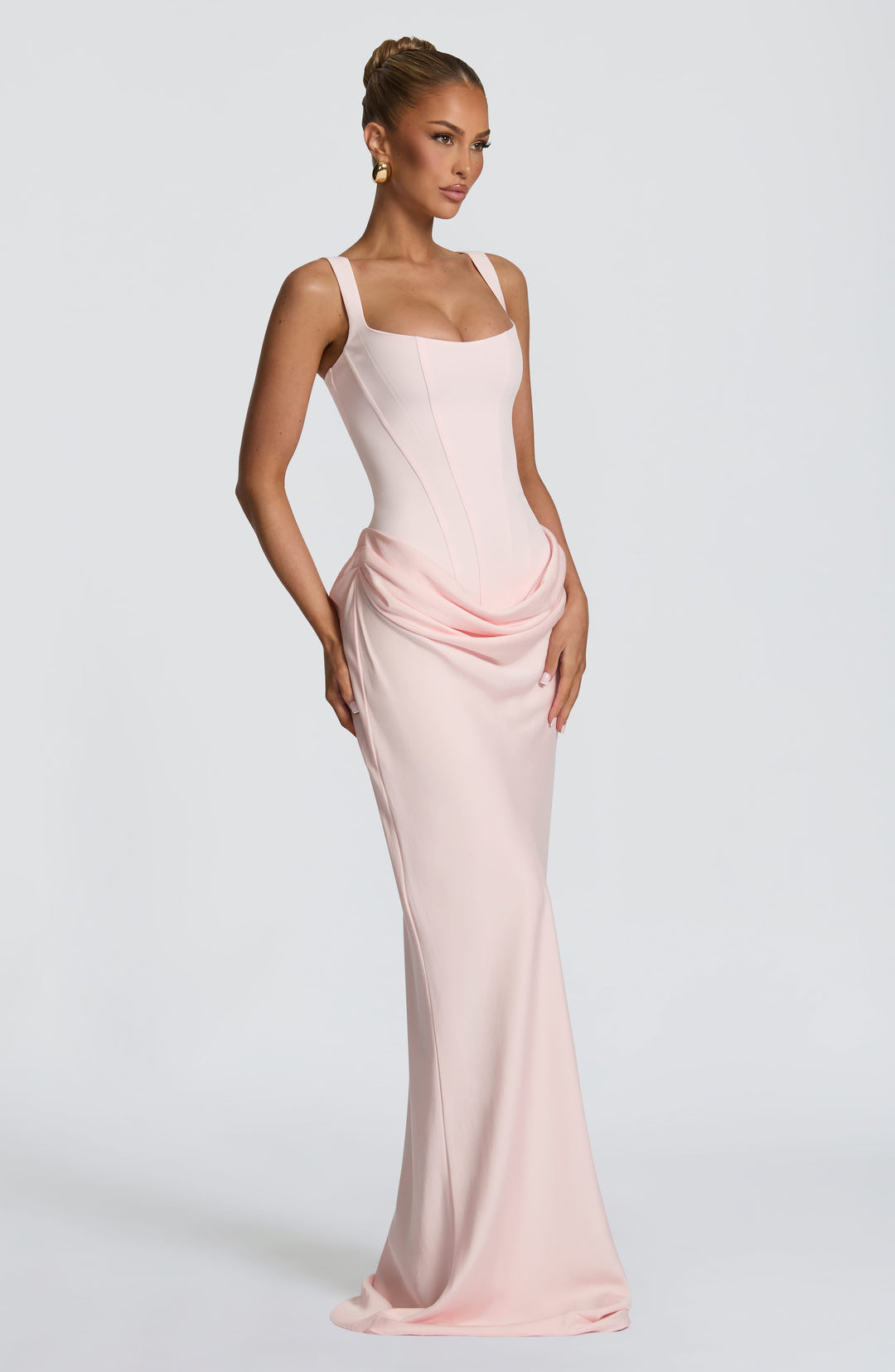 Robe rose pâle vue en trois-quarts, profil ajusté et drapé ample sur la hanche 14