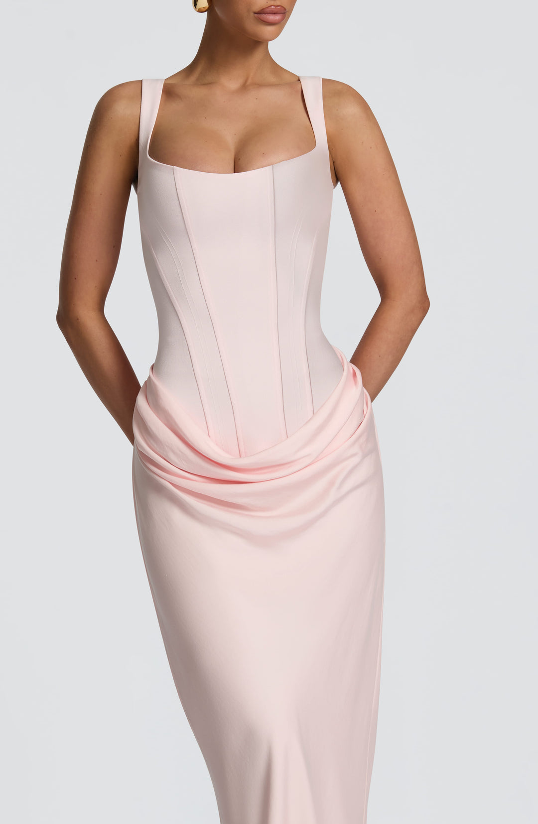 Gros plan sur le haut de la robe rose pâle, corsage cousu et drapé de taille 16