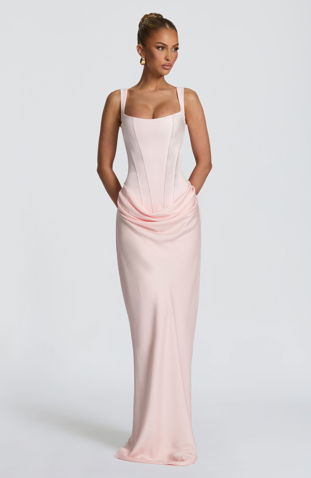 Robe longue rose pâle portée de face, corsage à découpes et drapé froncé à la taille 13