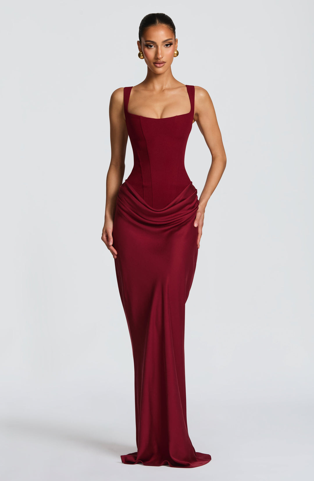 Vue de face en pied de la robe bordeaux portée par un mannequin, corset structuré et drapé sur les hanches. 22