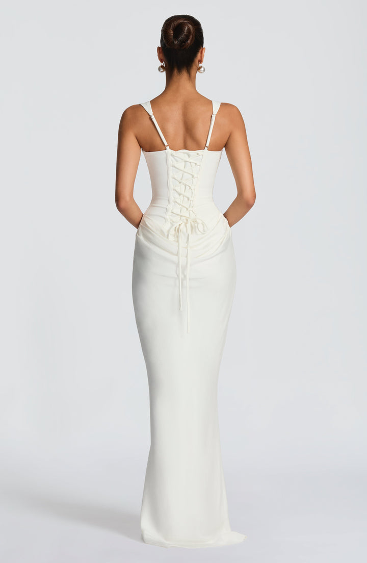 Vue de dos de la robe blanc cassé : corset lacé, bretelles ajustables et drapé retombant sur la jupe. 8