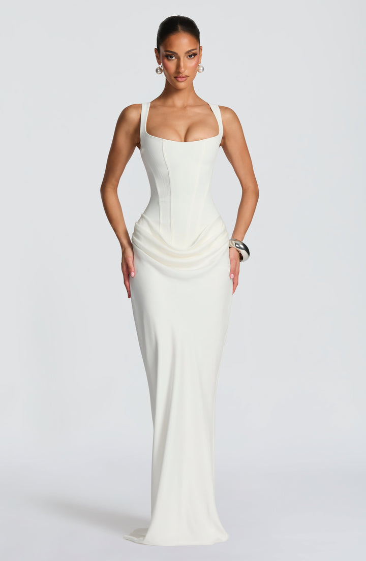 Robe longue blanc cassé portée de face, avec corset à décolleté carré, drapé sur les hanches et jupe fourreau. 7