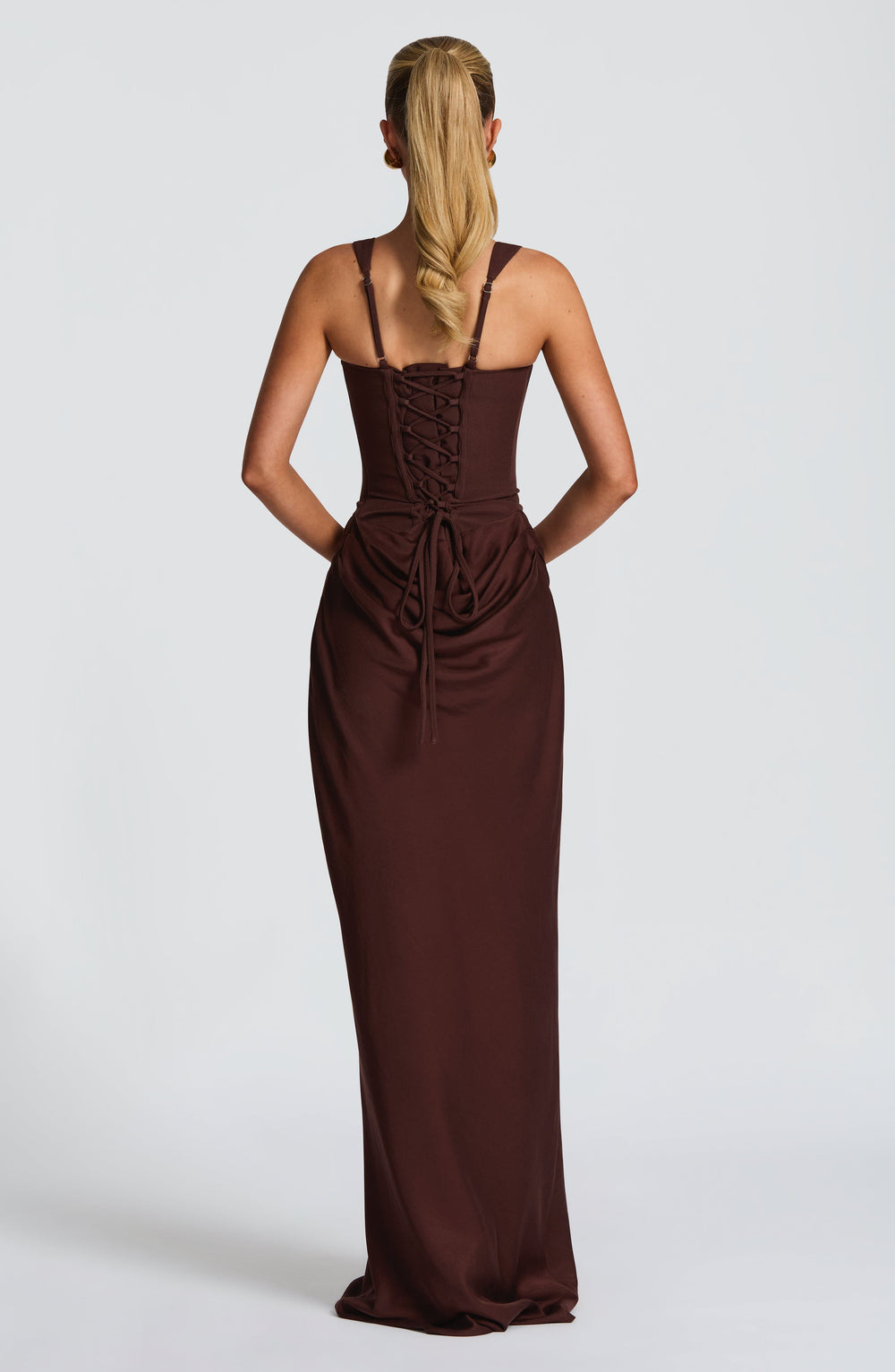 Vue de dos de la robe marron : lacets croisés du corset, bretelles réglables et jupe drapée tombant jusqu'au sol. 2