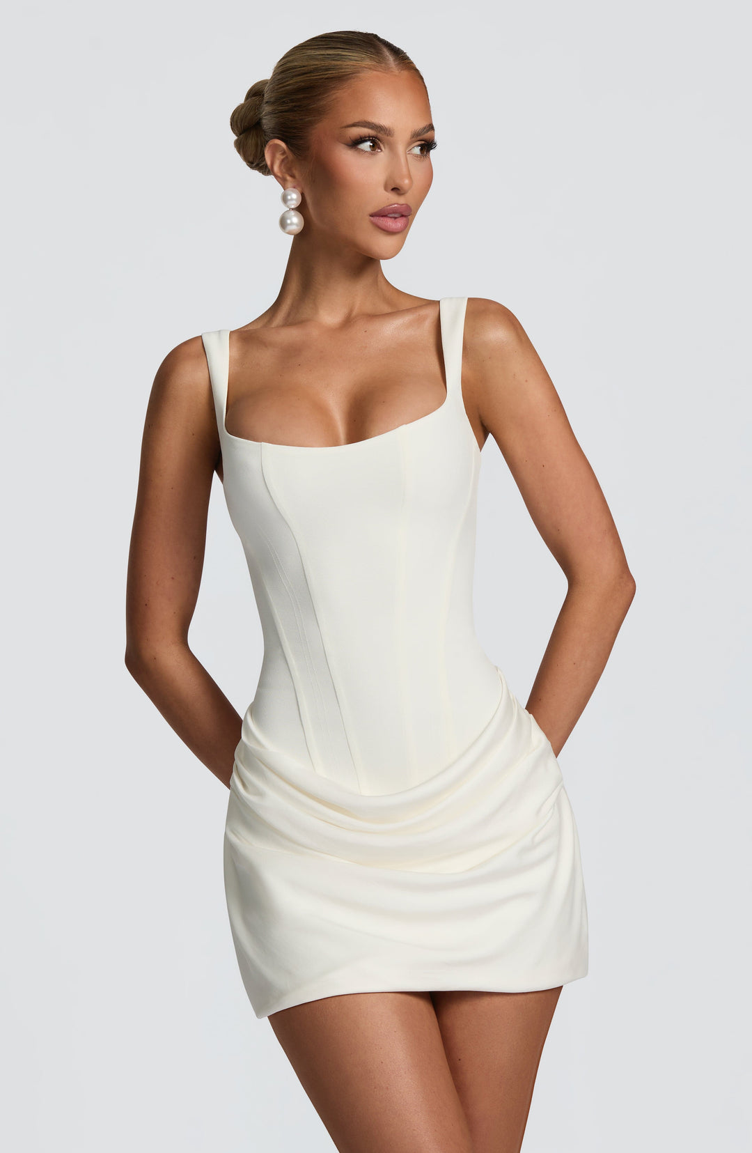 Version blanc cassé de la robe, vue de face en plan rapproché, corset à coutures et jupe drapée 8