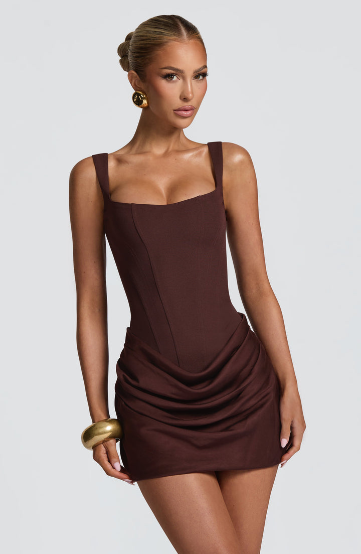Plan rapproché de la robe marron portée, bustier carré à coutures corset et drapé froncé sur la jupe 4