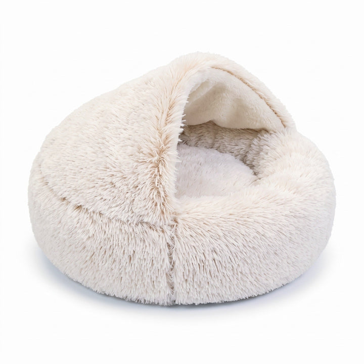 Panier-cave rond en peluche beige crème sur fond blanc, capuche soulevée sur un coussin intérieur blanc, vue de trois quarts. 14