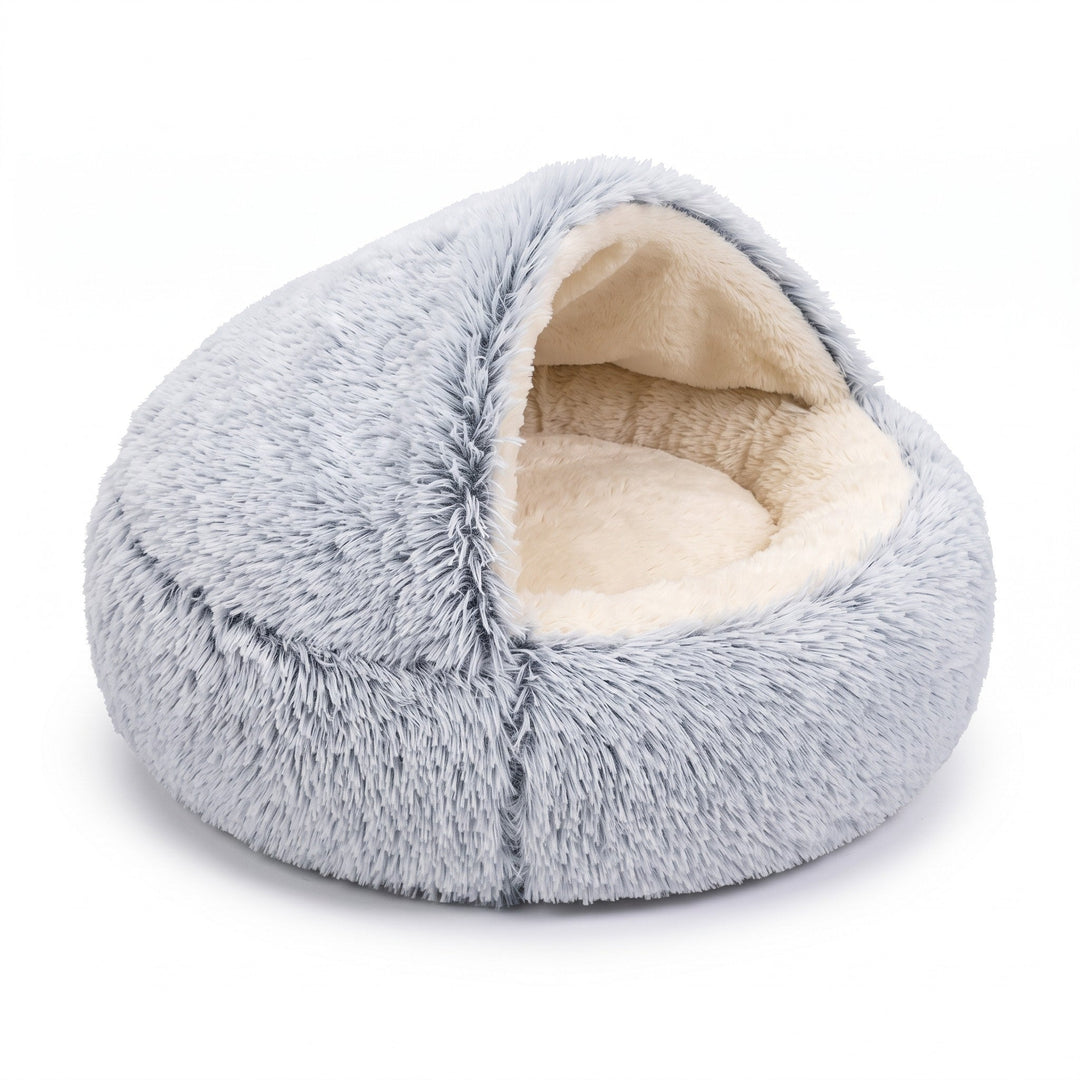 Panier-cave rond en peluche grise sur fond blanc, capuche entrouverte laissant voir l'intérieur crème, vue de trois quarts. 13