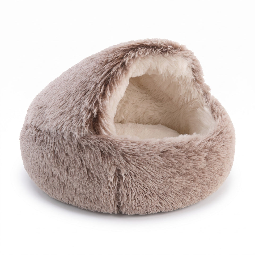 Panier-cave rond en peluche brun taupe sur fond blanc, capuche relevée montrant un intérieur crème épais, vue de trois quarts. 16