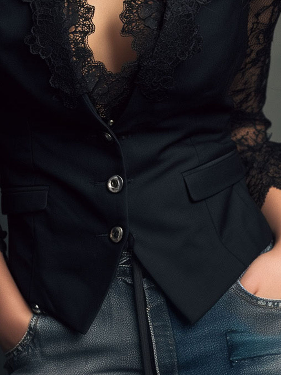 Détail des boutons métalliques, de la poche à rabat et de l'encolure en dentelle 18