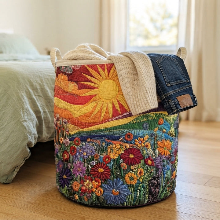Panier posé sur un parquet au pied d'un lit, débordant d'un pull en maille beige et d'un jean. 4