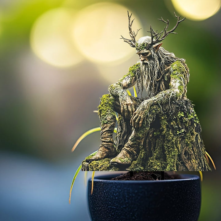 Tuteur de l'esprit des bois aux bois de cerf, planté dans un pot noir en gros plan, sur fond de lumières floues. 8