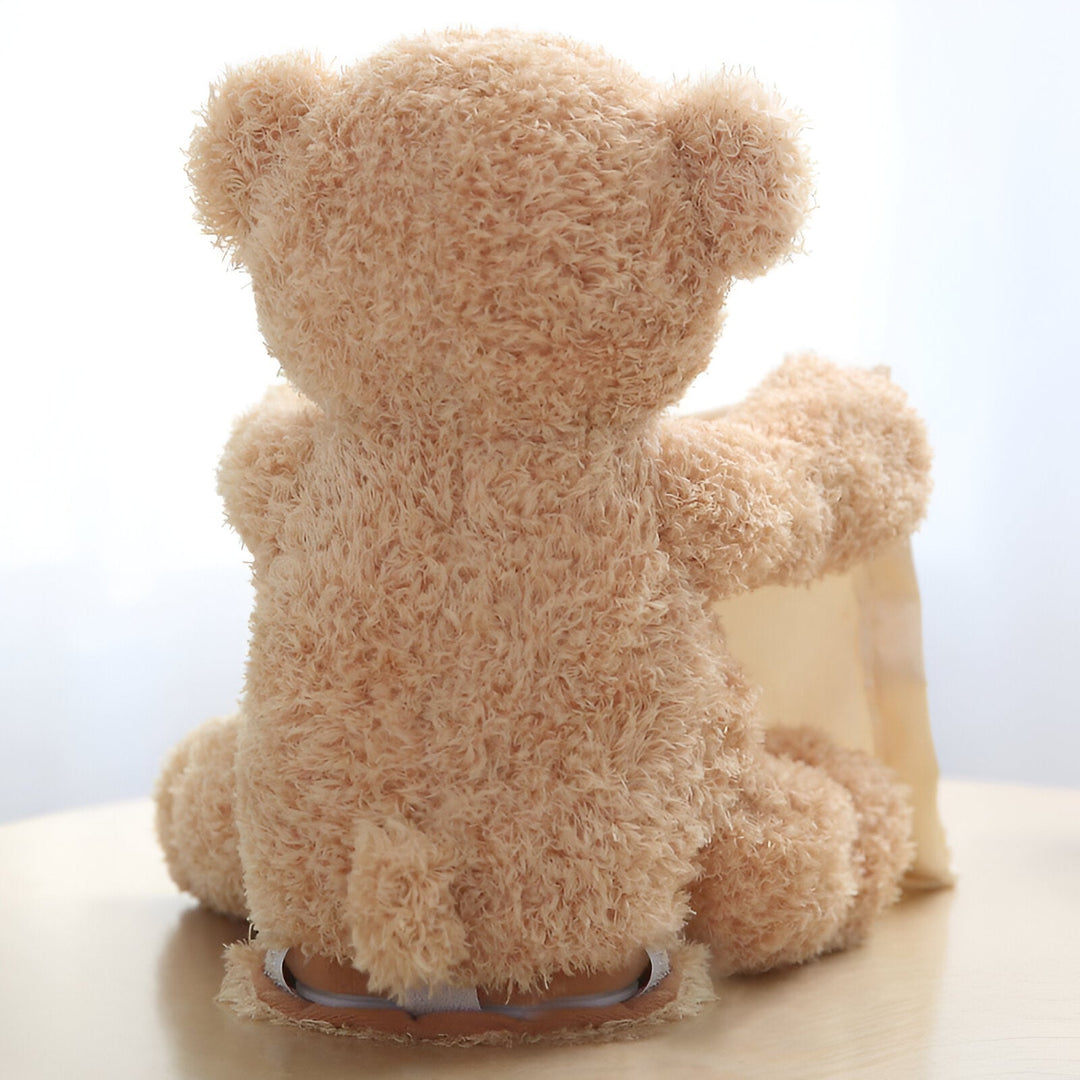 Ours en peluche vu de dos, pelage doux et bouclé, un bras tendu tenant le carré de tissu crème. 4