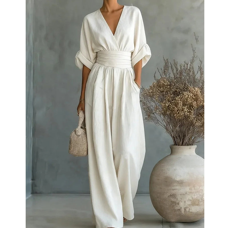 Combinaison blanche cadrée de la poitrine aux pieds, montrant la taille haute plissée et le pantalon ample. 6