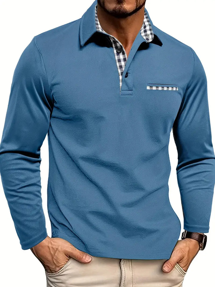Même polo en version bleu acier, porté de face, avec col et poche à carreaux discrets 4
