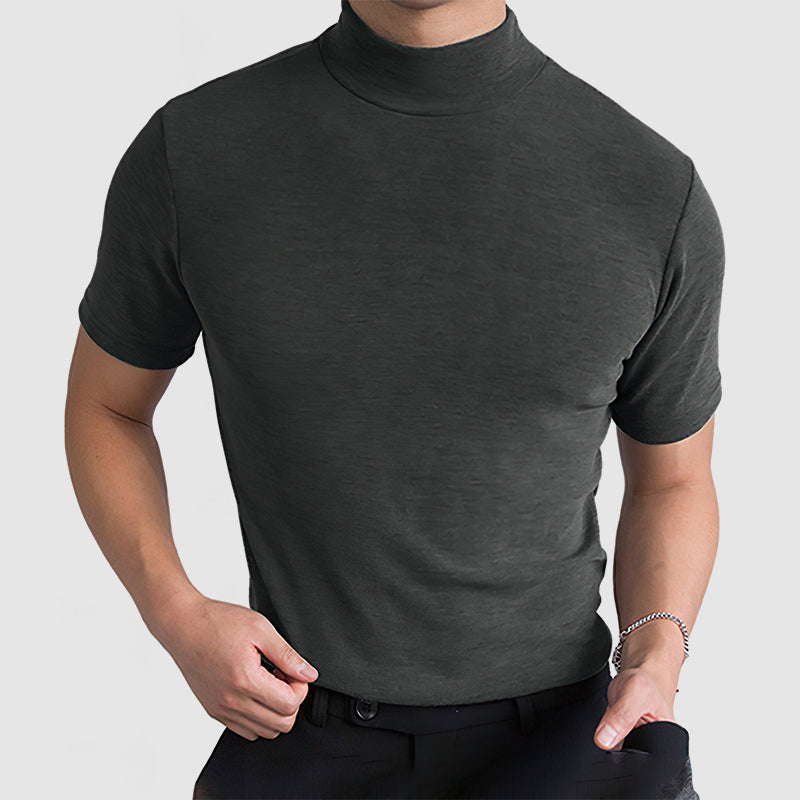 Homme portant le tee gris foncé à col montant, une main à la ceinture et l'autre dans la poche. 9
