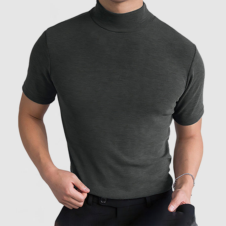 Homme portant le tee gris foncé à col montant, une main à la ceinture et l'autre dans la poche. 9